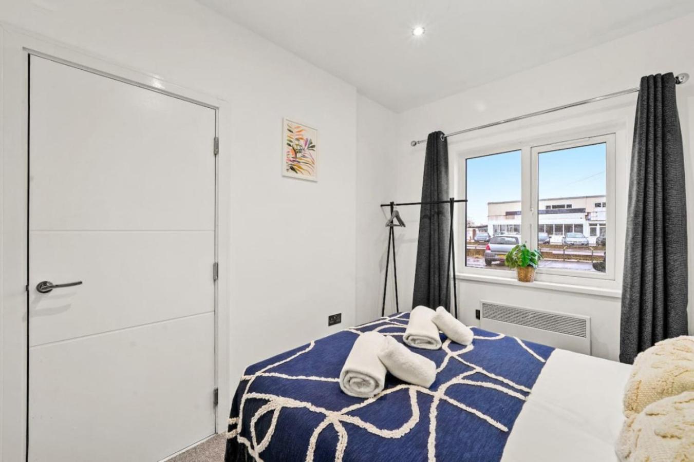 3cb 2 Bedroom In Swindon, Free Parking, Wifi, Long * Swindon